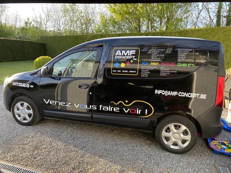 Dacia Dokker entièrement recouverte, vitrophanie et coordonnées sur la vitre arrière.