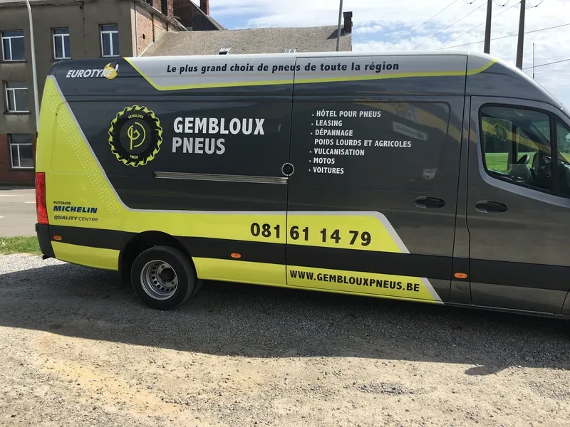 Habillage complet jaune et anthracite sur fourgon Mercedes, textes et logo Michelin.