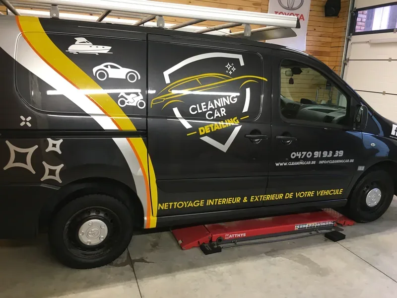 Covering intégral noir et jaune d'un utilitaire de nettoyage automobile.