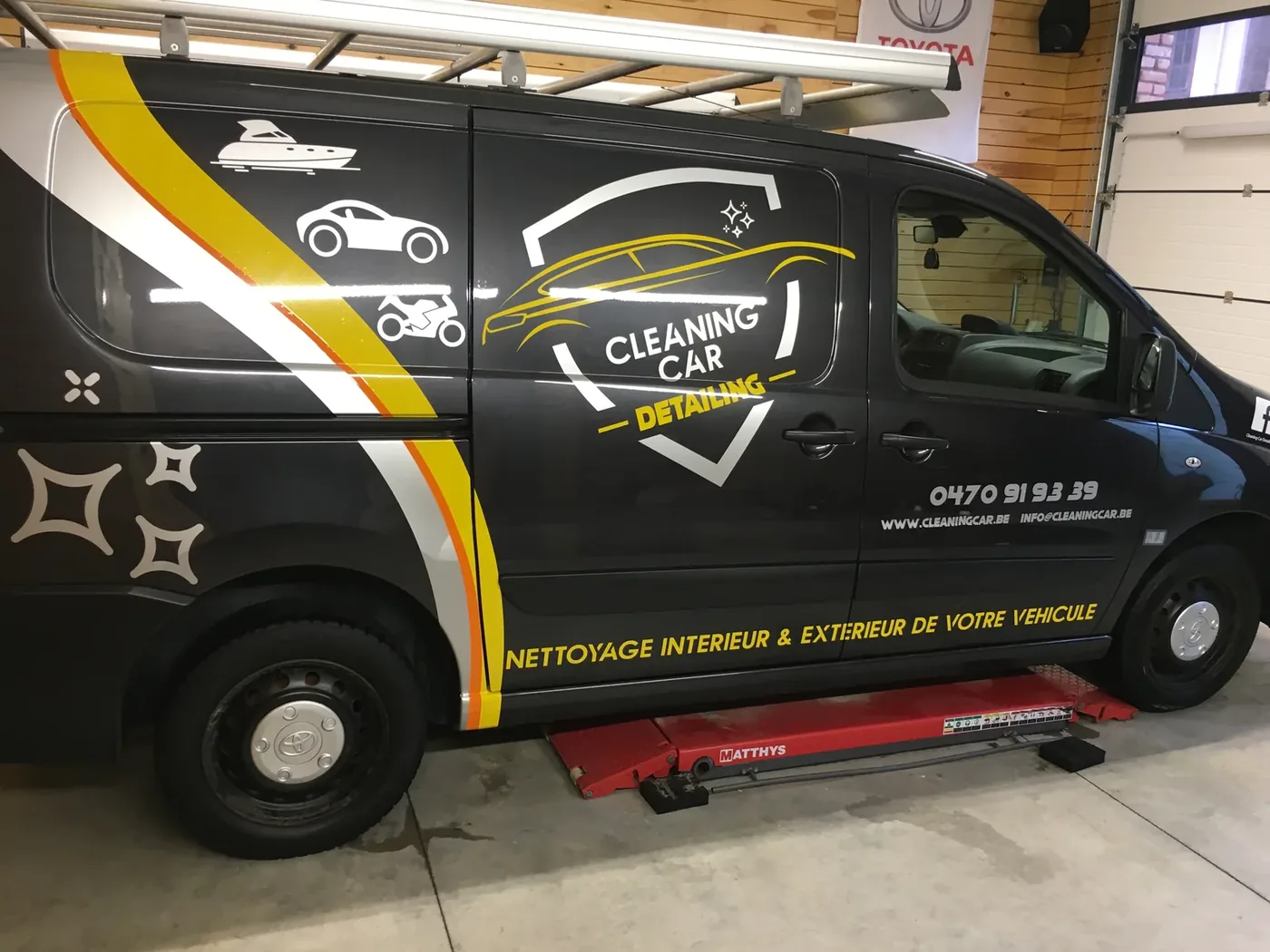 Utilitaire habillé d'un covering intégral noir et jaune avec pictogrammes.