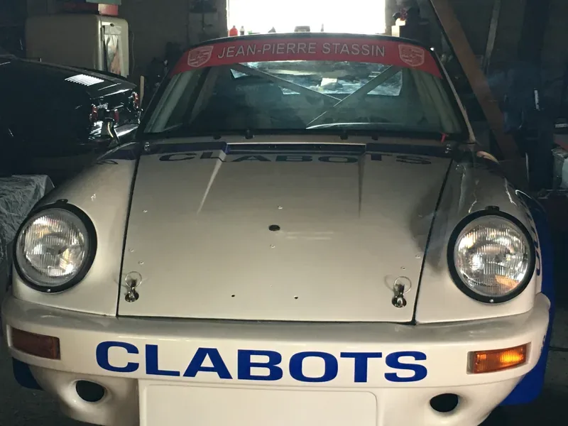 Capot d'une Porsche de compétition aux couleurs d'un team.