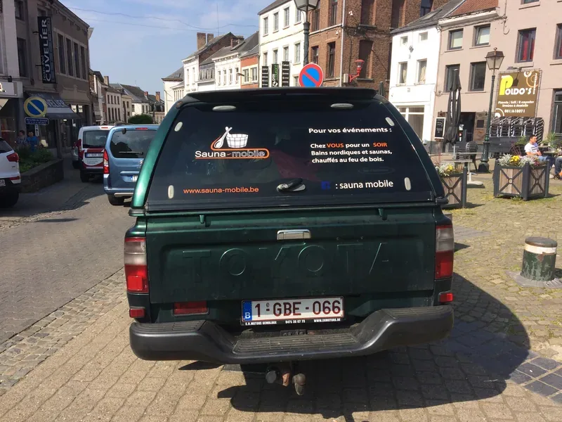 Lunette arrière personnalisée d'un pick-up Toyota pour un service de sauna itinérant.