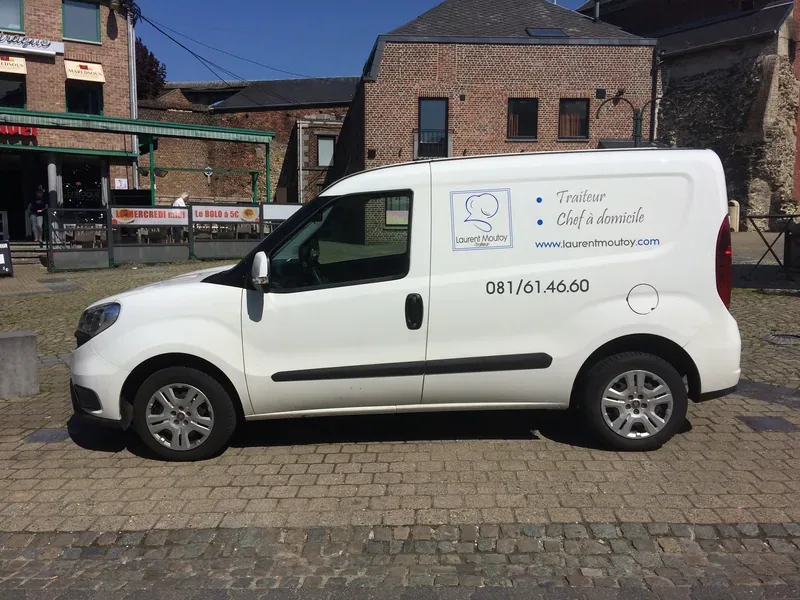 Logo et coordonnées appliqués sur la portière d'un utilitaire Fiat Doblo.