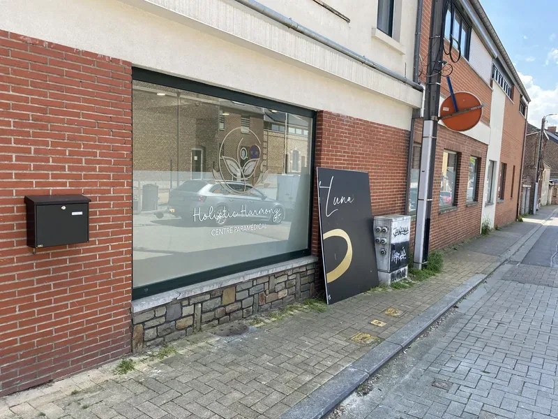 Grande baie vitrée avec logo et texte découpés pour un centre paramédical.