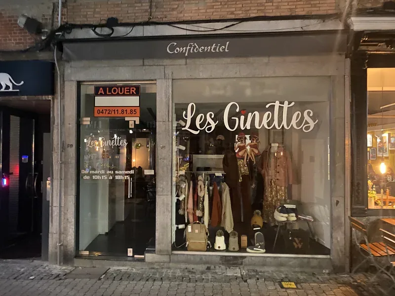 Vitrophanie dorée sur la vitrine d'une boutique de vêtements.
