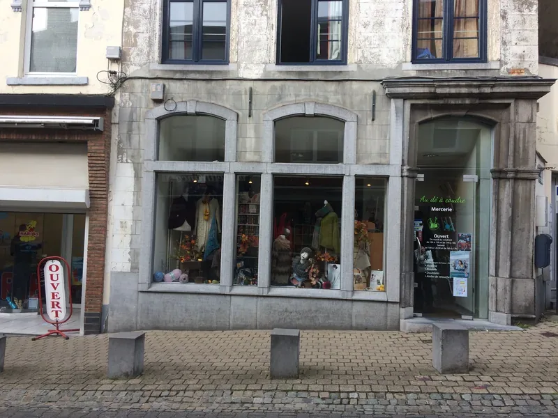 Devanture complète d'une mercerie avec vitrine habillée.