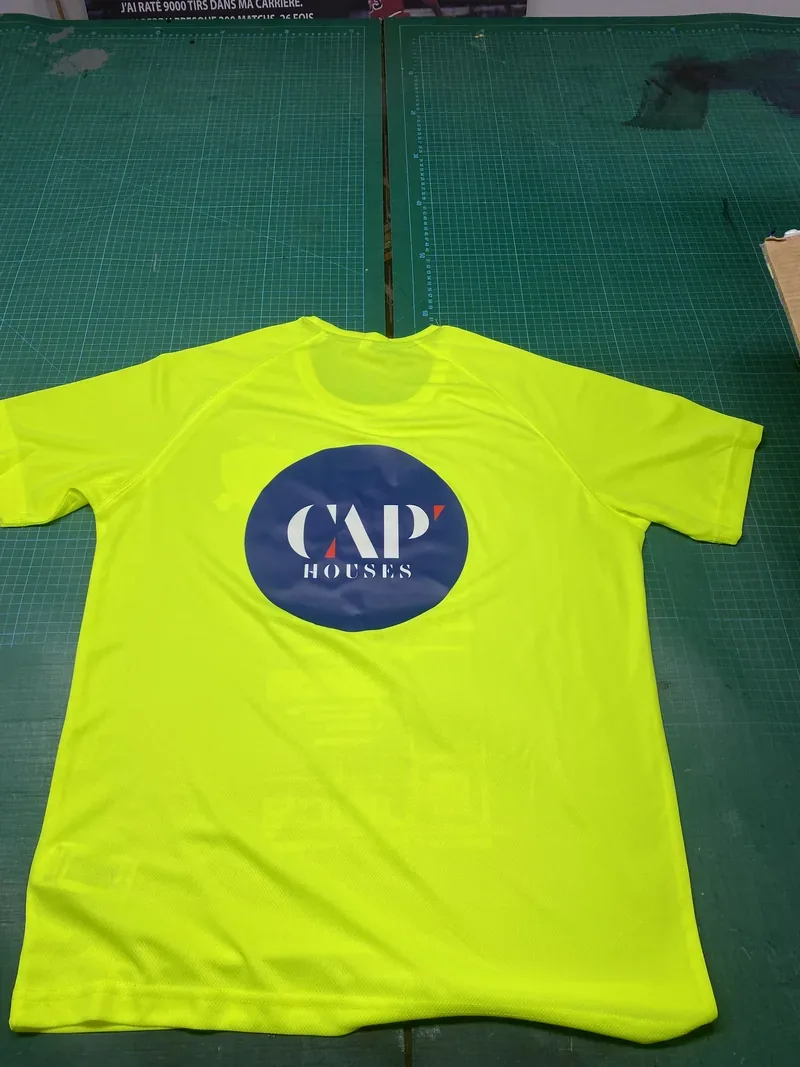 T-shirt technique jaune fluo floqué du logo CAP Houses, coloris vif.