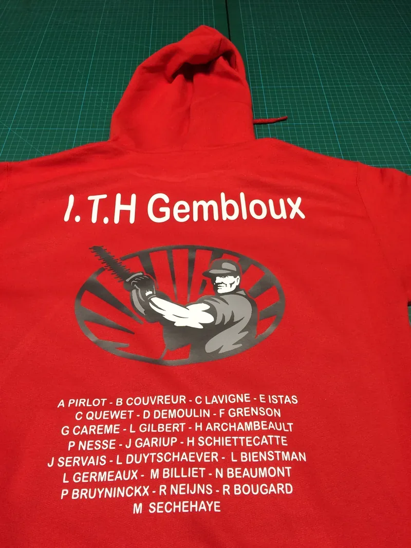 Sweat à capuche rouge floqué en blanc du nom d'une classe de l'I.T.H Gembloux.