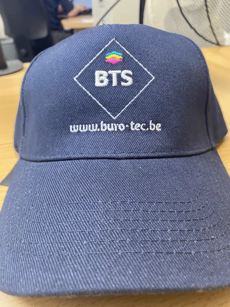 Casquette bleu marine avec broderie fine du logo BTS IT Office Solutions.