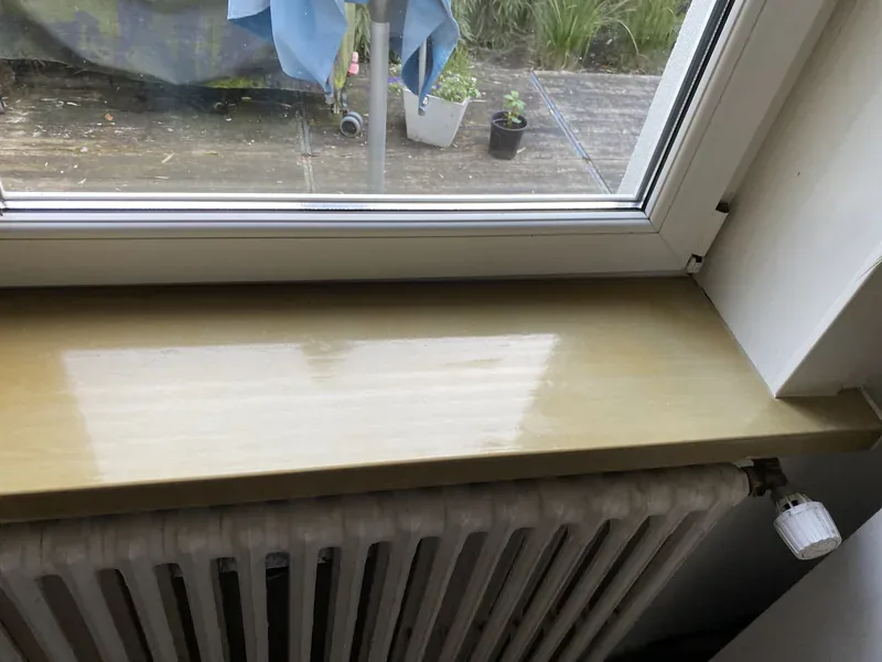 Appui de fenêtre d'origine, jauni et usé, avant rénovation.