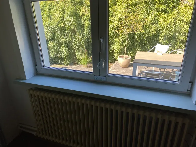Tablette rénovée baignée de lumière, avec vue sur la terrasse et le jardin.