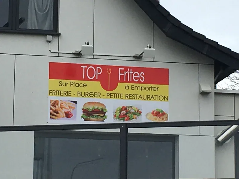 Enseigne murale rouge et jaune d'une friterie.