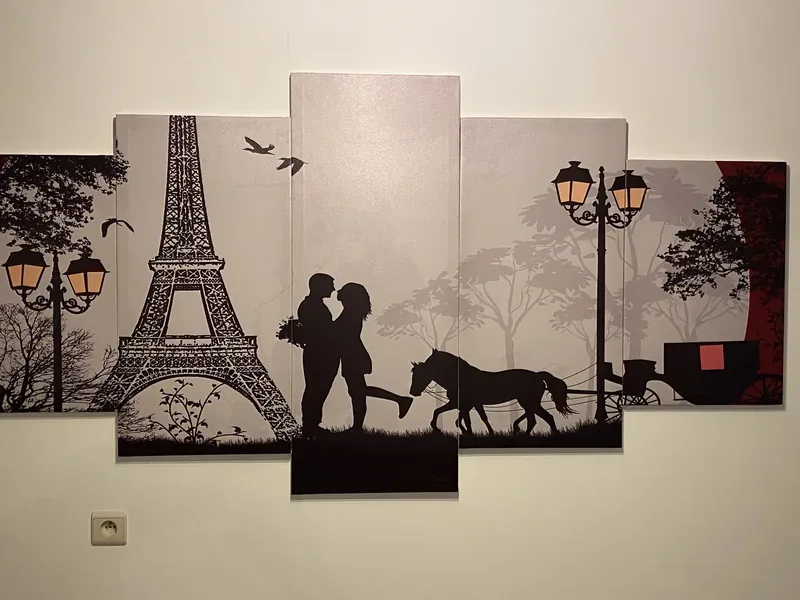 Ensemble de toiles tendues murales illustrant Paris en silhouettes, format multi-panneaux.