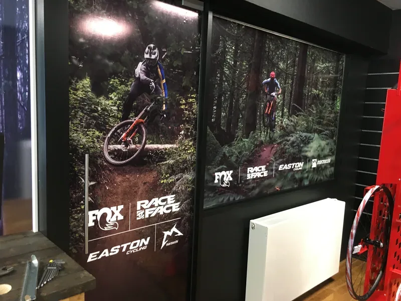 Vitrine de magasin de vélos habillée d'une impression grand format.