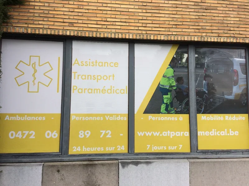 Film micro-perforé appliqué sur la vitrine d'un service de transport et d'assistance paramédicale.